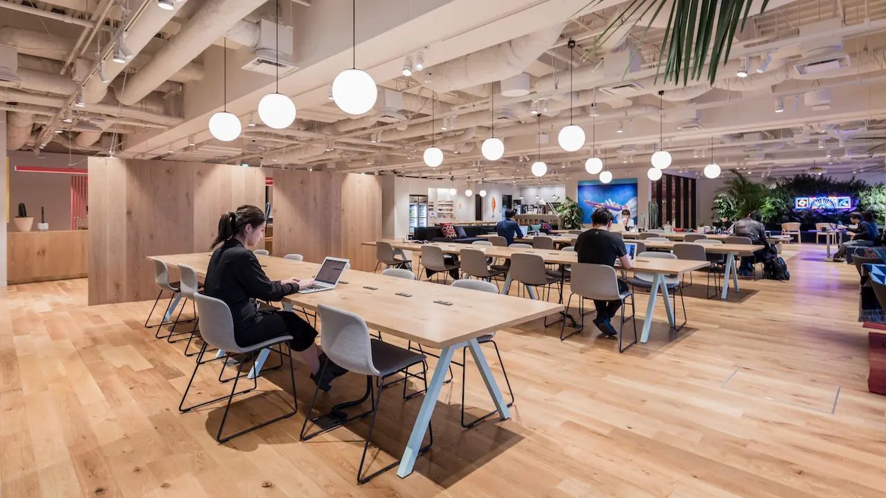 会場のWeWork オーシャンゲートみなとみらいのラウンジ